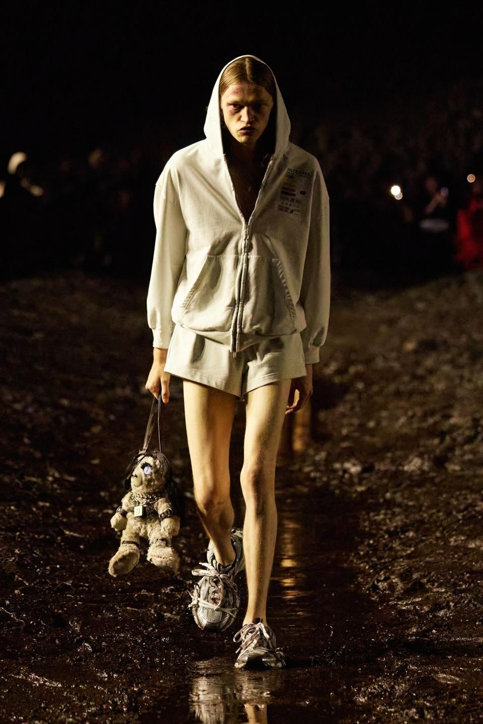 Model mit einem der Bondage-Teddy-Handtaschen bei der Schau zur Sommer-Kollektion von Balenciaga 2023