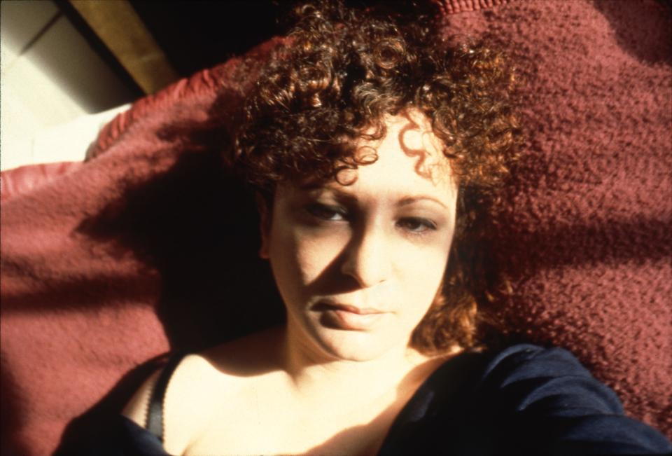 Nan Goldin "Self-portrait with eyes turned inward, Boston", 1989, aus der Serie "Sisters, Saints, and Sibyls", 2004–22