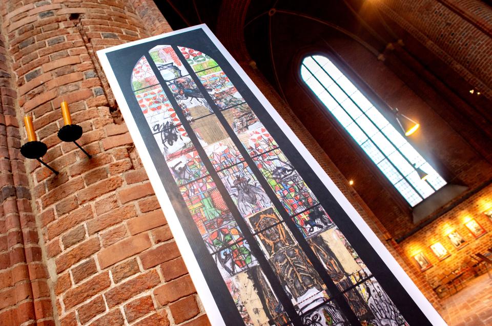 Ein Abbild des von Markus Lüpertz entworfenen Kirchenfensters zum Thema Reformation steht während eines Ortstermins im Zivilprozess um das Fenster in der Marktkirche