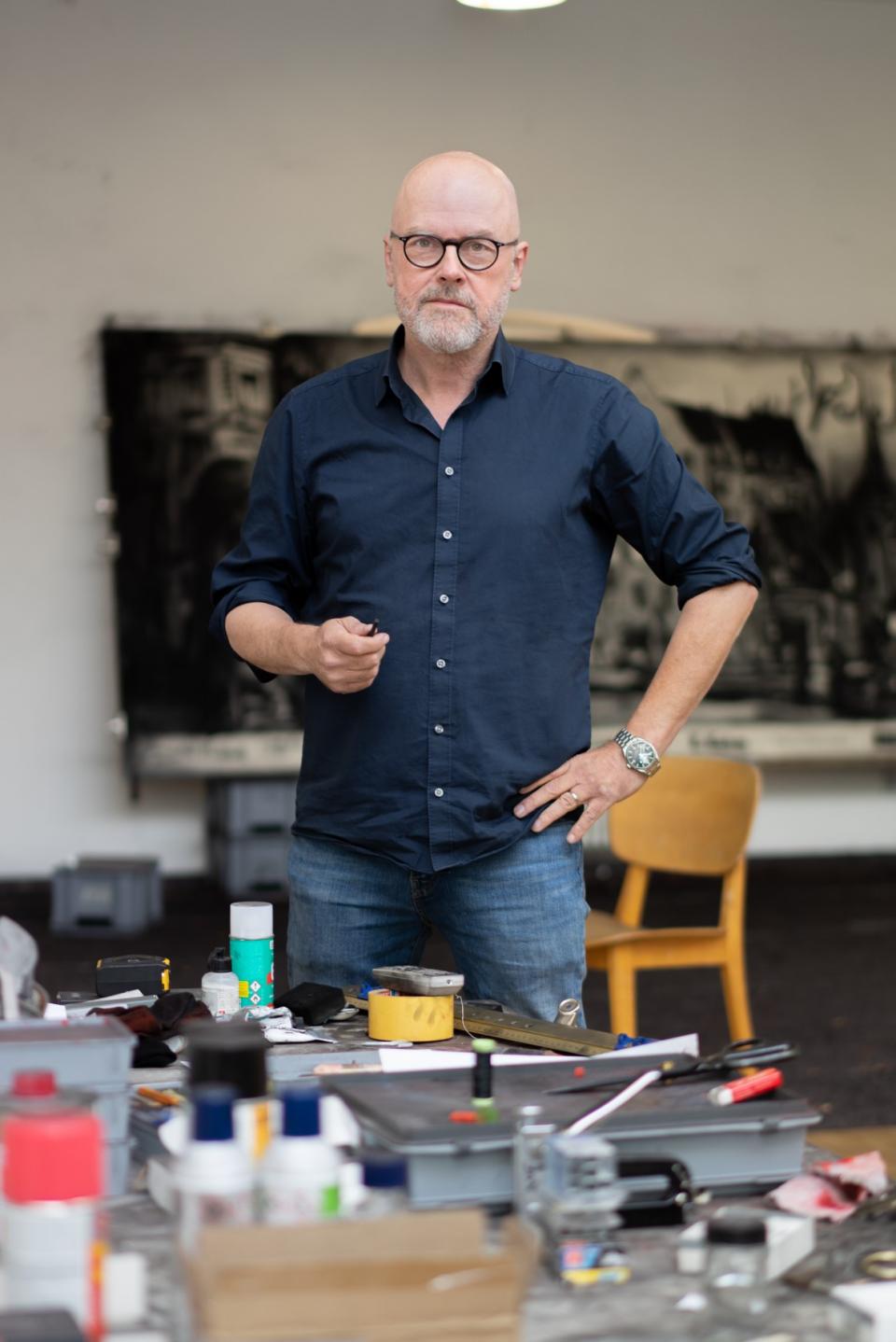Der niederländische Zeichner Marcel van Eeden in seinem Atelier