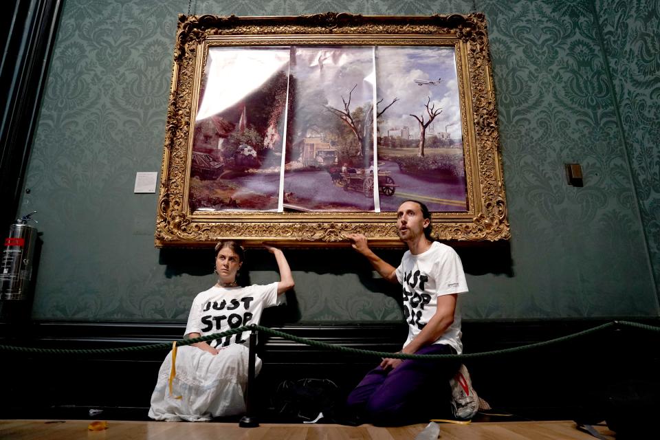 Klimaaktivisten der Organisation Just Stop Oil haben im vergangenen Juli ihre Hände an den Rahmen des Gemäldes "The Hay Wain" von John Constable aus dem Jahr 1821 geklebt, das sie zunächst mit einer auf Poster gedruckten dystopischen Version des Bildes verkleidet hatten