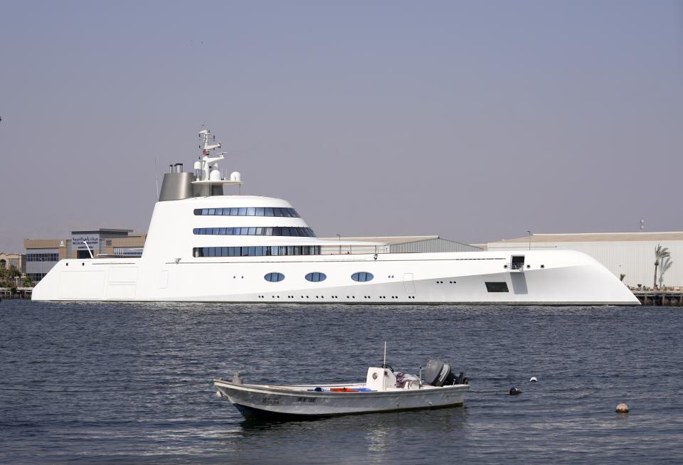 Die 118 Meter lange Jacht "A" des russischen Oligarchen Andrei Melnitschenko im vergangenen Mai im Hafen von Ras al-Khaimah vor Anker