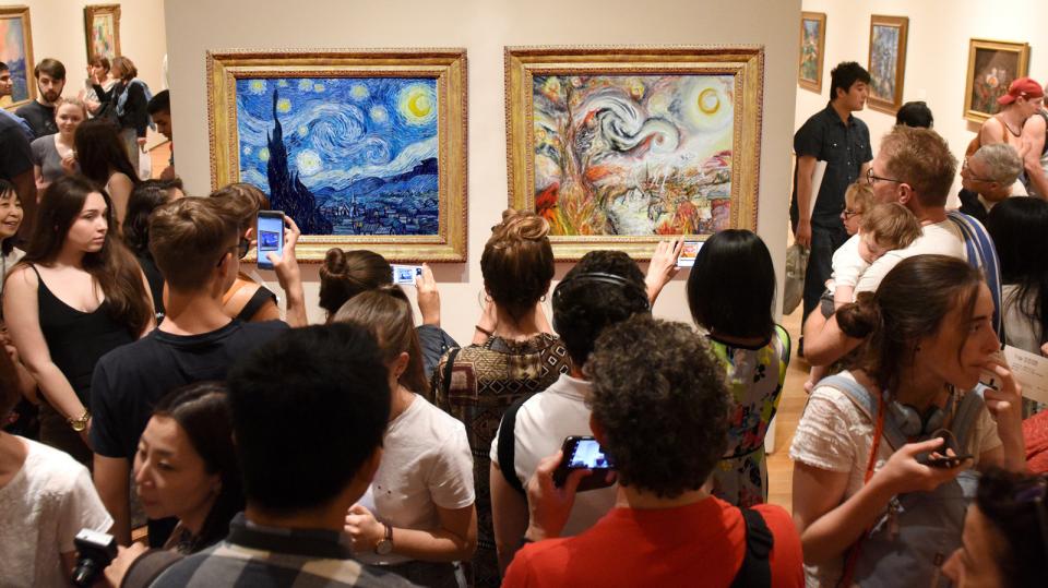 Alternative Realitäten: Fotomontage von Dirk Baumanns' "Klimanacht" (rechts) neben Van Goghs "Sternennacht" im New Yorker MoMA