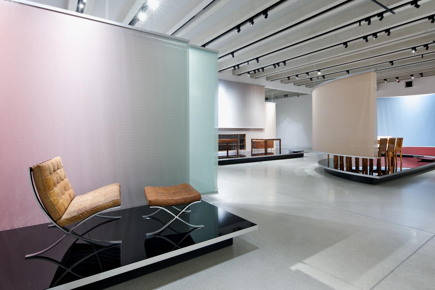 Ensemble von Mies van der Rohe im neuen Bauhaus-Museum Weimar 