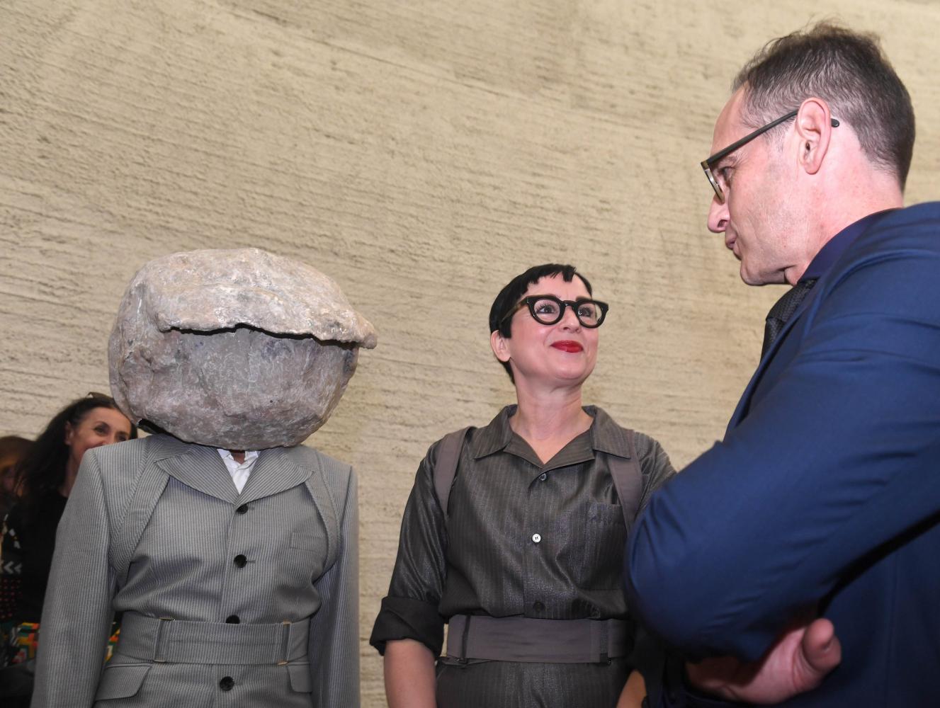 Bundesaußenminister Heiko Maas (SPD) unterhält sich mit der Künstlerin Natascha Süder Happelmann (l) und ihrer Sprecherin Helene Duldung
