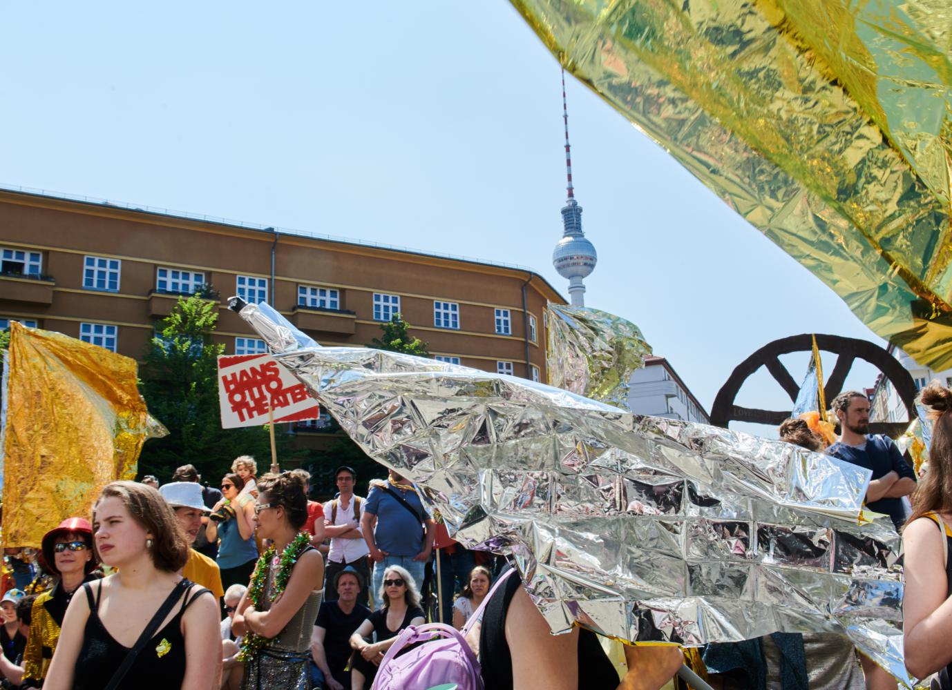 Demonstration am Berliner Rosa-Luxemburg-Platz unter dem Motto "Europa der Vielen - Kunstfreiheit in Gefahr: Kunst- und Kulturinstitutionen gehen auf die Straße"