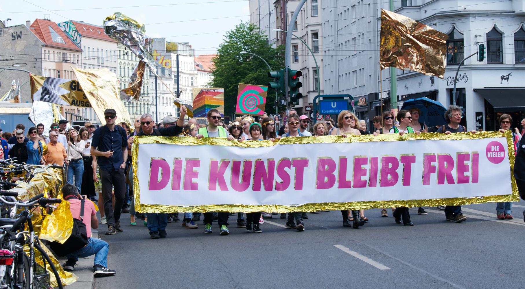 Demonstration im Berlin unter dem Motto "Europa der Vielen - Kunstfreiheit in Gefahr: Kunst- und Kulturinstitutionen gehen auf die Straße"