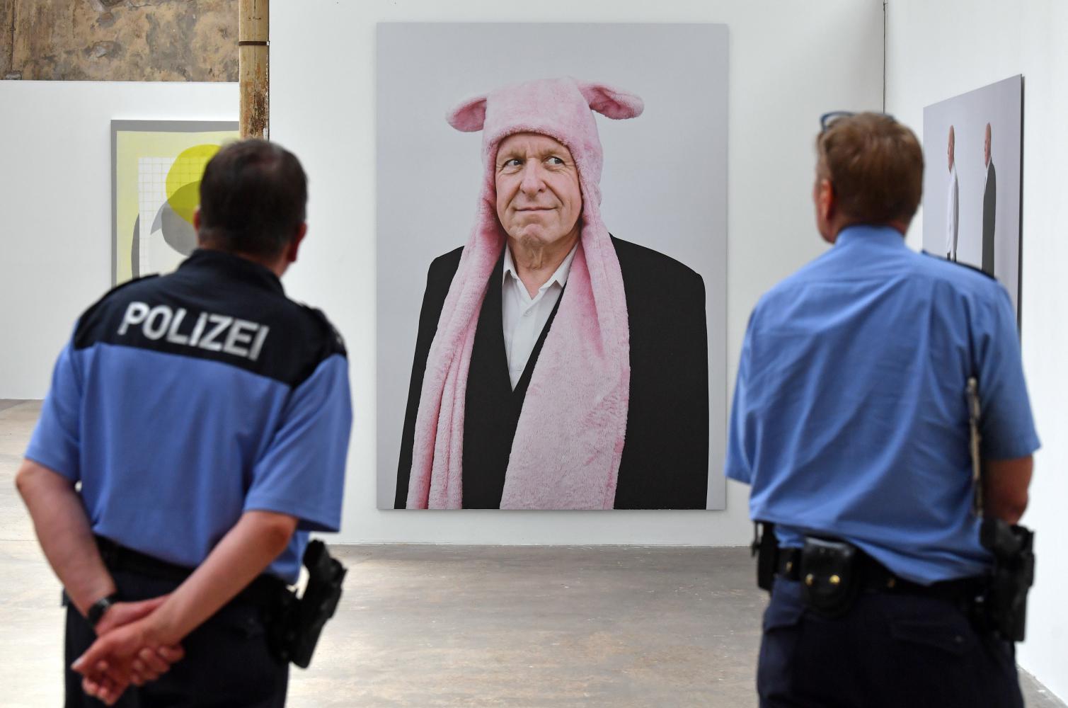  Polizisten vor einer Arbeit von Louise Walleneit in der Werkschauhalle der Leipziger Baumwollspinnerei. Die 26. Leipziger Jahresausstellung begann nach einer hitzigen Debatte um einen AfD-nahen Künstler mit einer knappen Woche Verspätung 