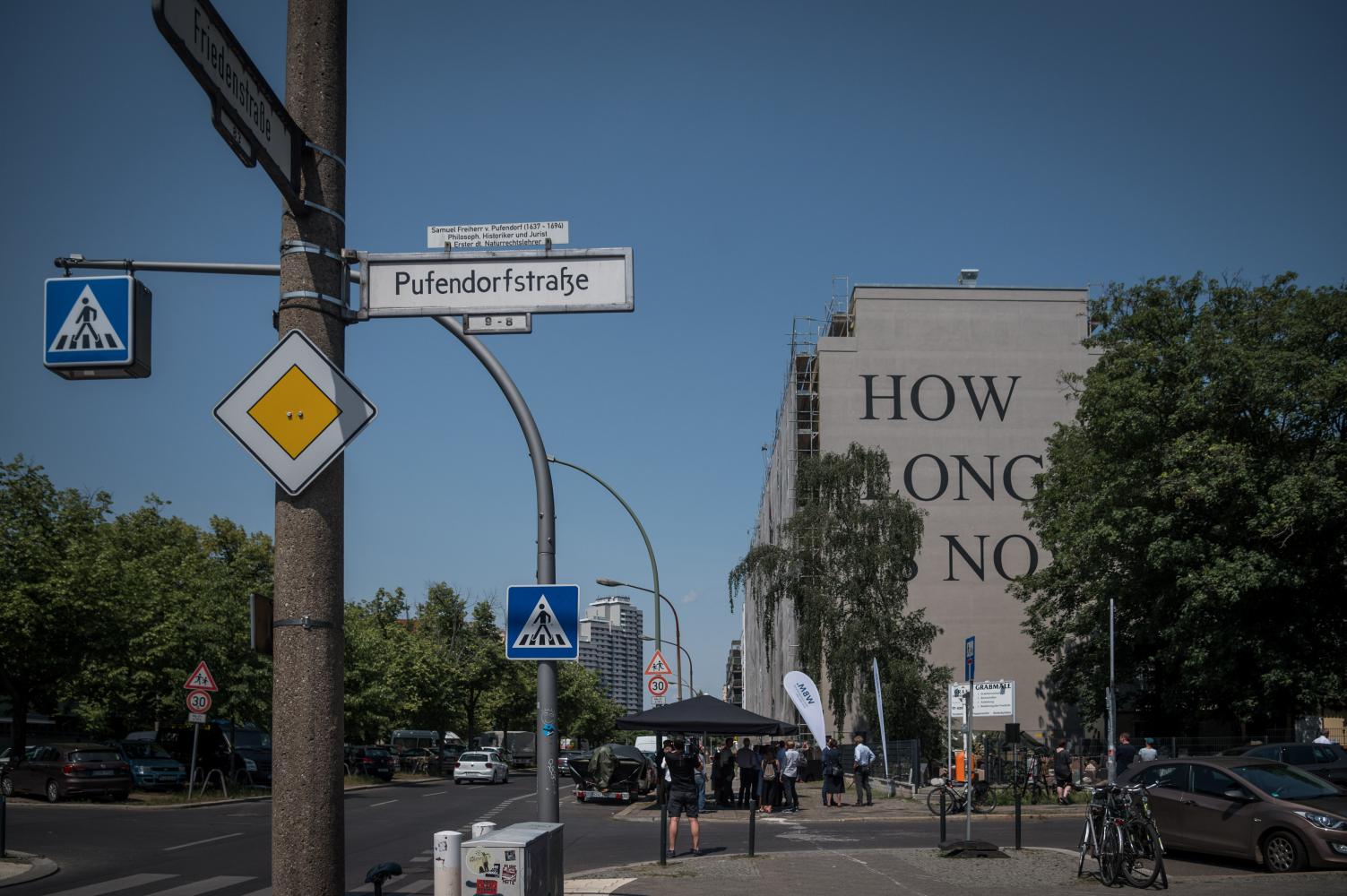 Schriftzug "How Long is Now" am neuen Standort in Friedrichshain 