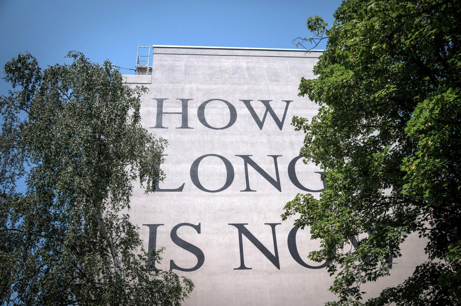 Der Schriftzug "How Long is Now" am neuen Standort in Berlin Friedrichshain 