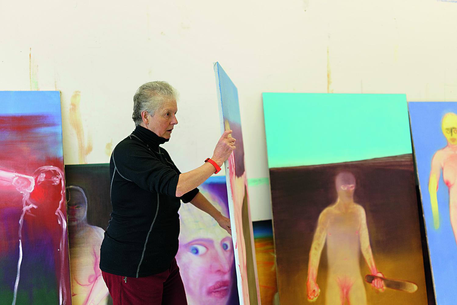 Miriam Cahn mit ihren Bildern im Studio in Stampa im schweizerischen Graubünden 