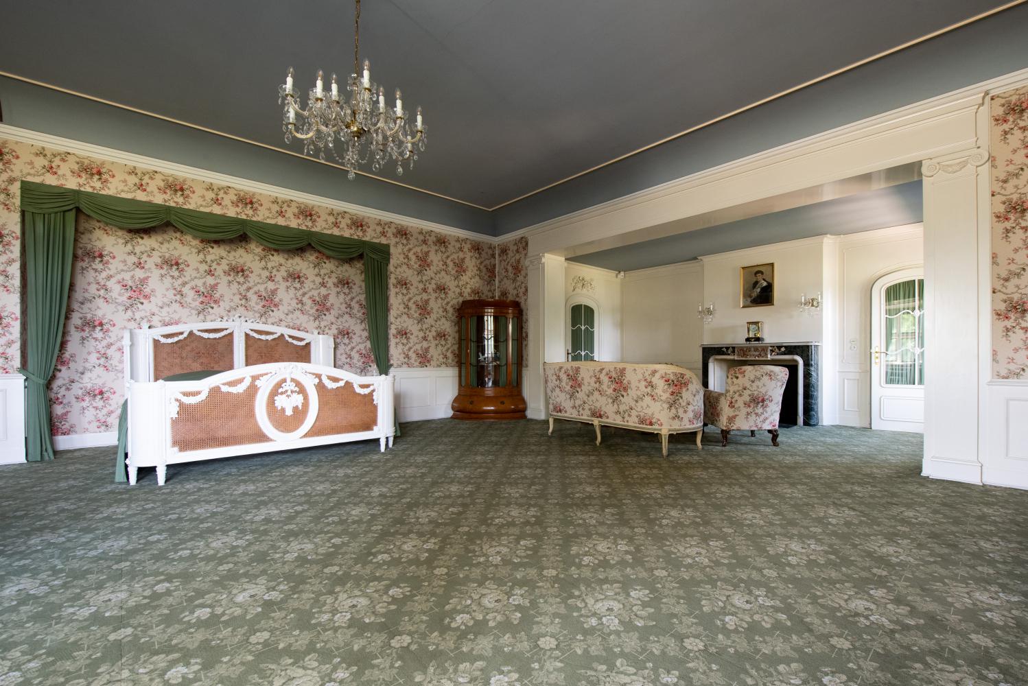 Das Schlafzimmer im einstigen Preußen-Schloss Cecilienhof. Die letzten Bewohner des Hauses waren Kronprinz Wilhelm und Cecilie von Hohenzollern, die zum Ende des Zweiten Weltkrieges auszogen
