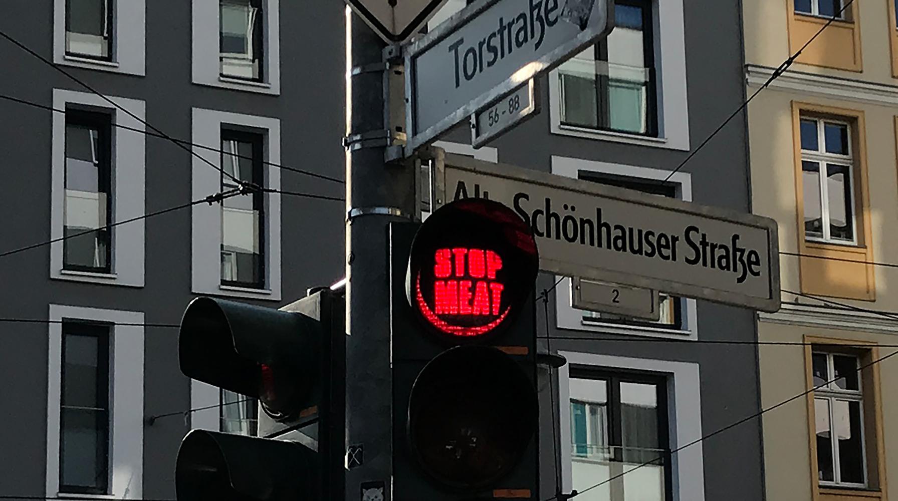  "Stop meat" steht auf einer Ampel an der Schönhauser Straße/Torstraße im Berliner Stadtteil Mitte