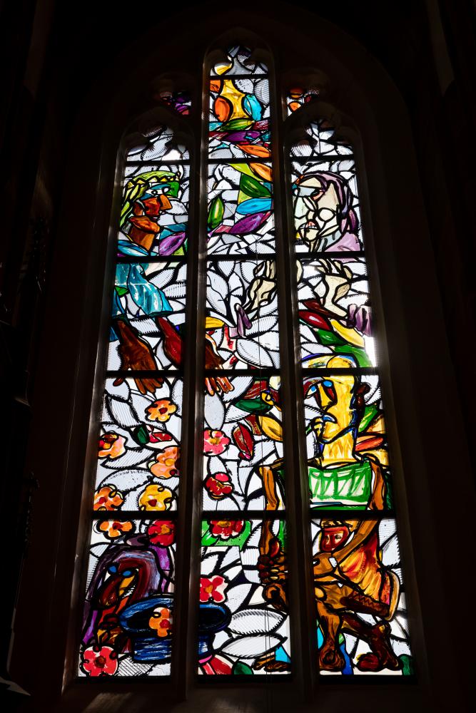  Die Sonne scheint durch das Fenster des Maler und Bildhauer Lüpertz in der Bamberger St. Elisabeth-Kirche