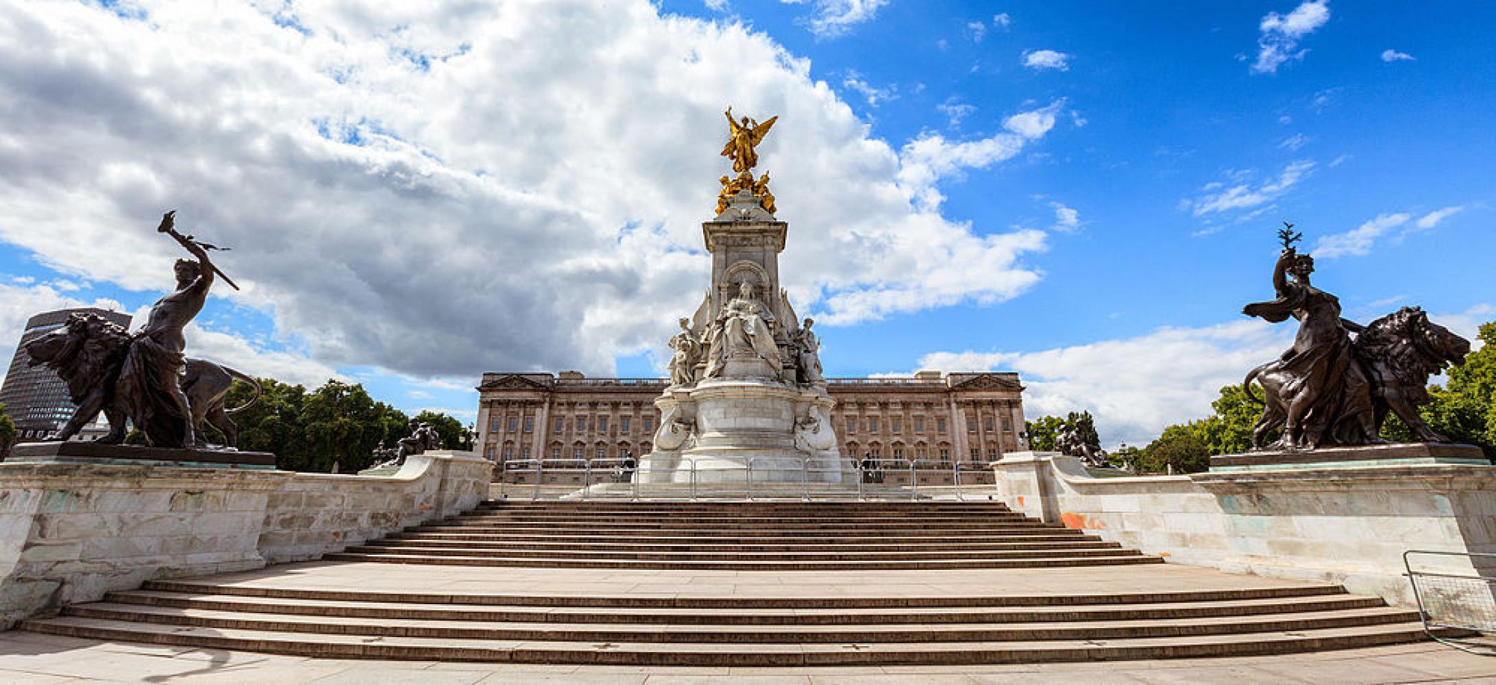 Das Victoria-Denkmal vor dem Buckingham Palast in London 