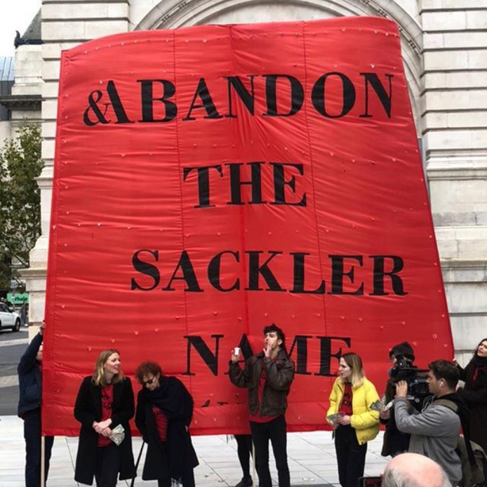 Nan Goldin und die Aktivistengruppe "Sackler Pain" vor dem Victoria and Albert Museum in London