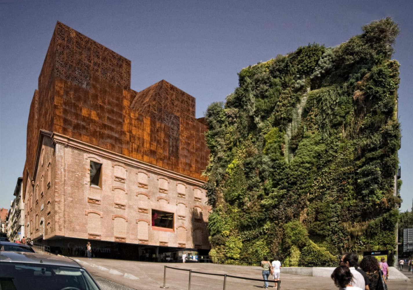 Museen müssen grüner werden: Das Ausstellungshaus CaixaForum Madrid mit einem vertikal an der Hauswand gepflanzten Garten von Patrick Blanc