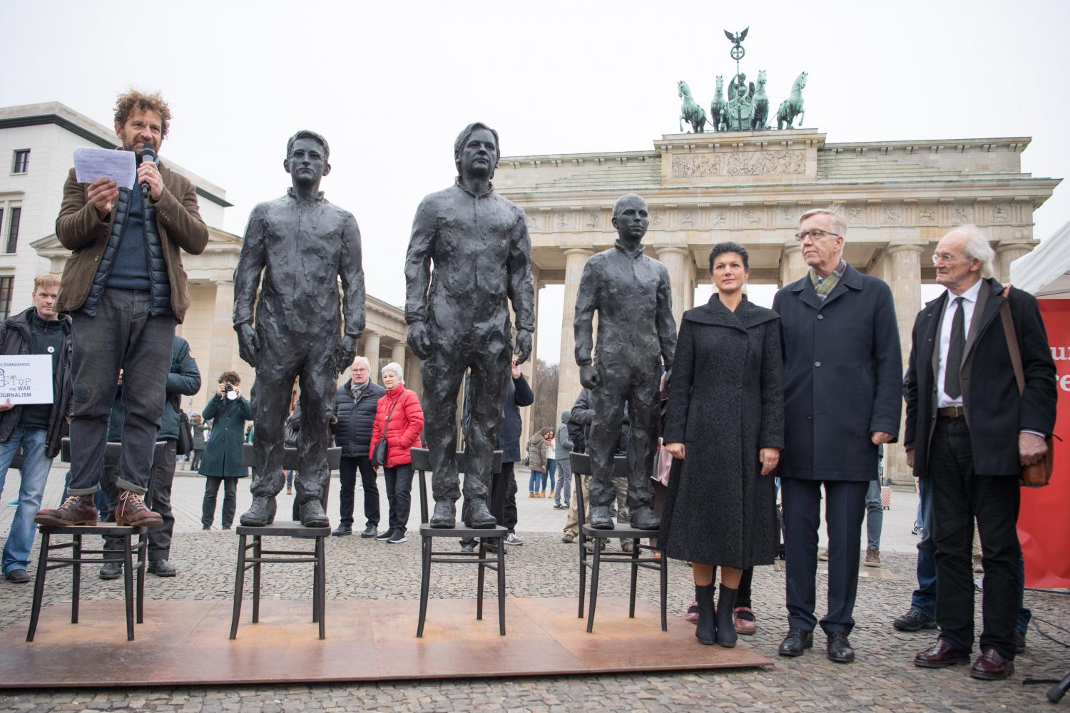 Skulpturen von Edward Snowden, Julian Assange und Chelsea Manning am Brandenburger Tor.