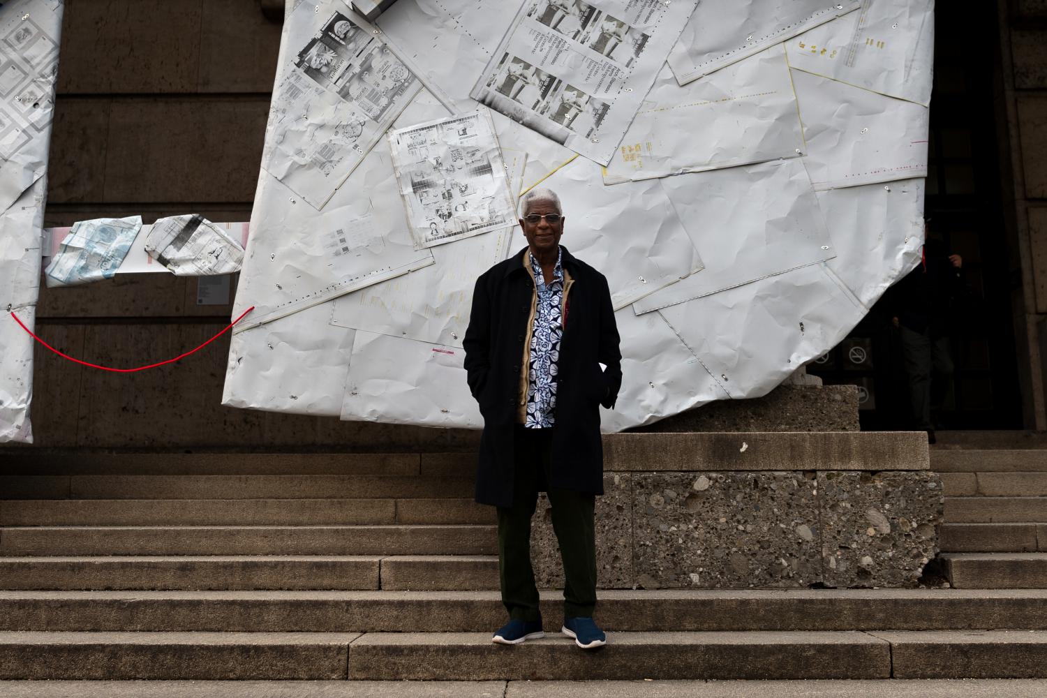 El Anatsui vor seiner großen Installation 2019 an der Fassade vom Haus der Kunst. Der ghanaische Bildhauer hat in diesem Jahr den größten Zuwachs an Suchinteresse bei Google gehabt