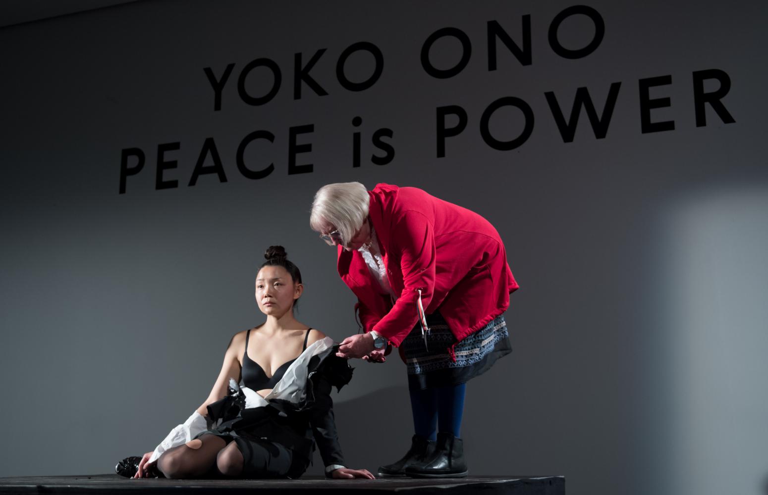  Ist sicher gut fürs Wohlbefinden: Eine Besucherin der Ausstellung "Yoko Ono - Peace is Power" im Museum der bildenden Künste in Leipzig schneidet am Gewand der Künstlerin Echo Morgan. Die Performance zeigt Yoko Onos "Cut Piece"