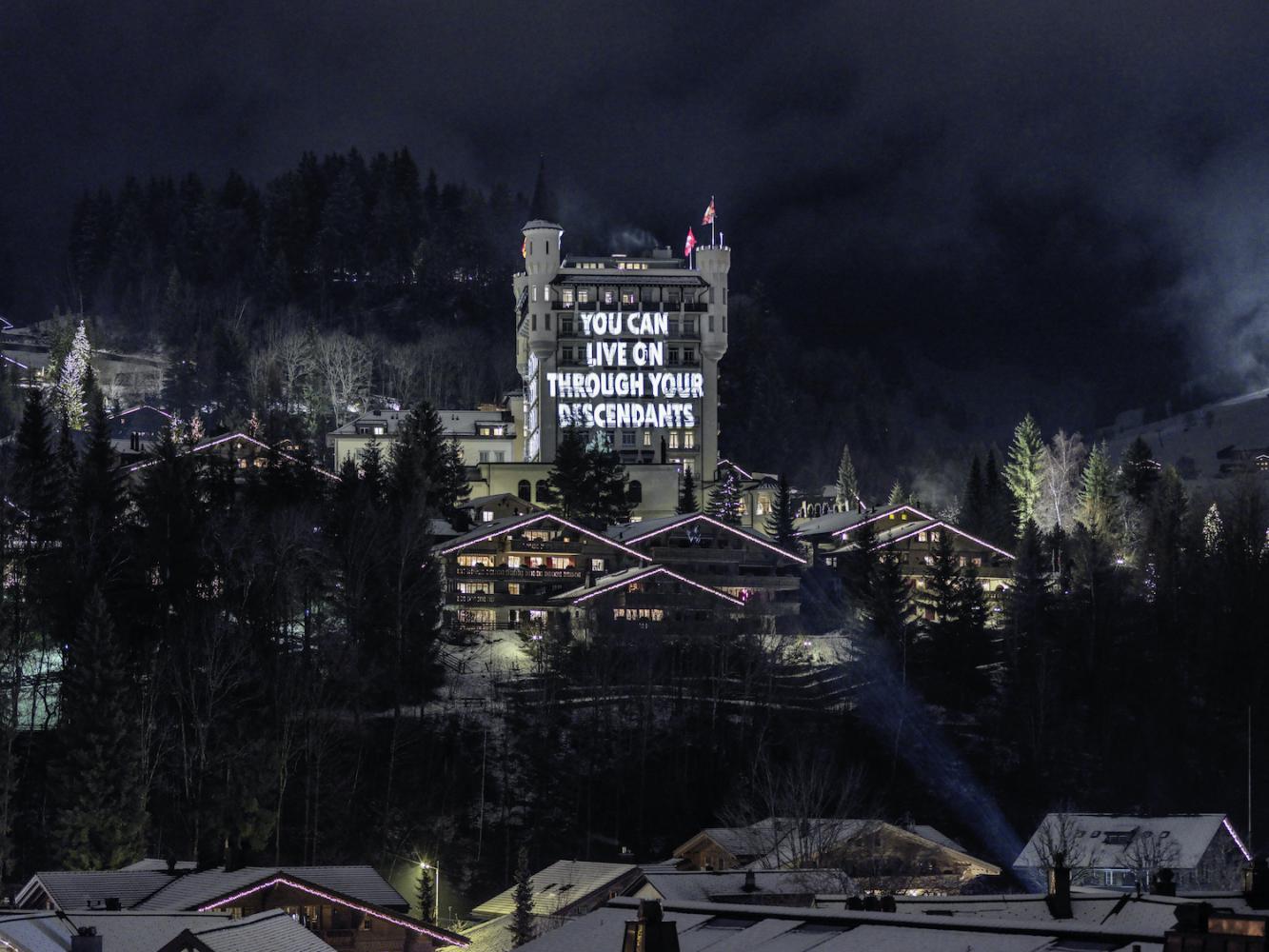 Projektion am Hotel Palace in Gstaad: Jenny Holzer "A LITTLE KNOWLEDGE CAN GO A LONG WAY, 2019, 