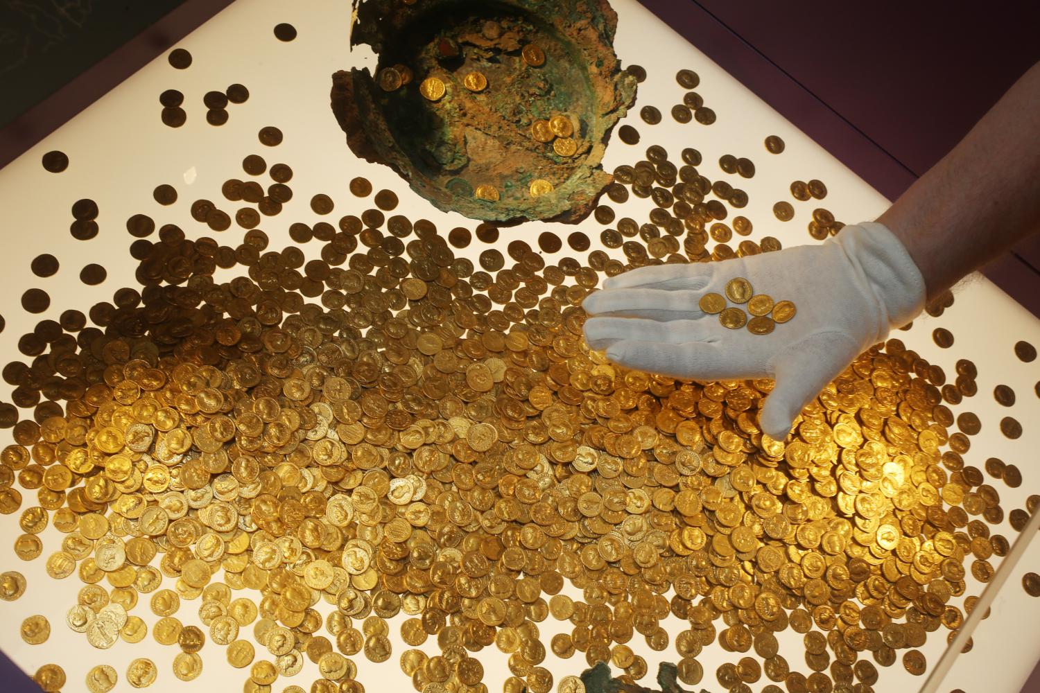 Der Numismatiker Karl-Josef Gilles platziert im Landesmuseum Trier  römische Goldmünzen in einer Vitrine. Es handelt sich um den weltweit größte Goldschatz der römischen Kaiserzeit: 18,5 Kilo schwer und rund 2600 Münzen stark. Vor 25 Jahren wurde er in Trier entdeckt.