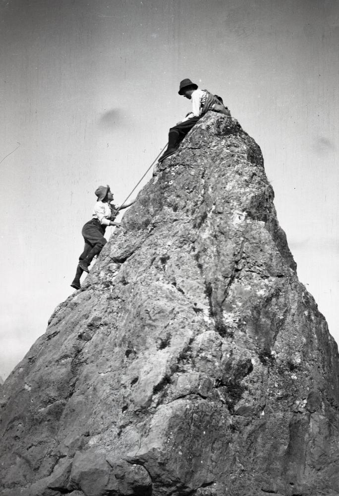 Schwarz-Weiß-Fotografie von zwei Bergsteigern auf der Spitze