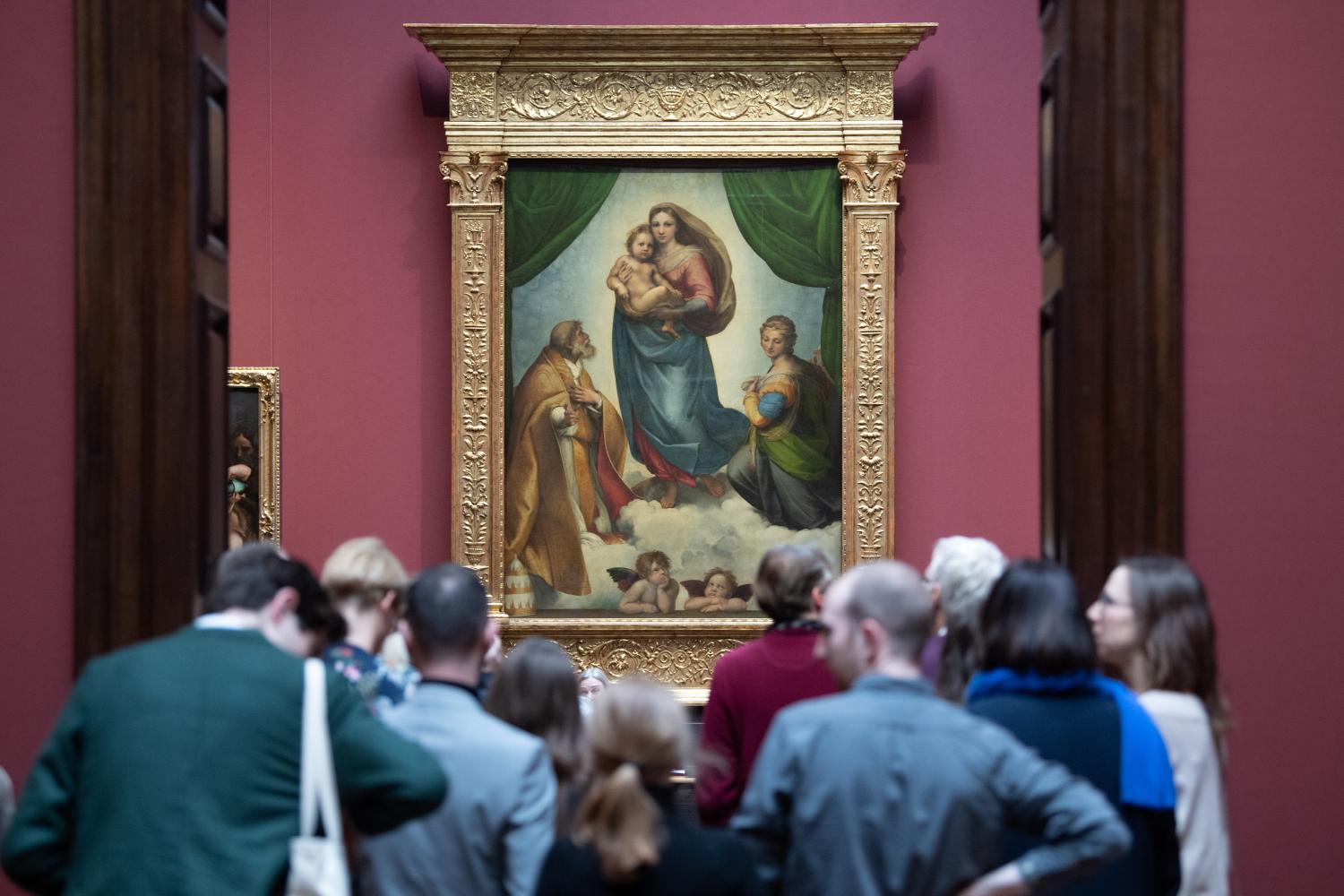 Besucher bei der Vorbesichtigung der wiedereröffneten Gemäldegalerie Alte Meister in Dresden