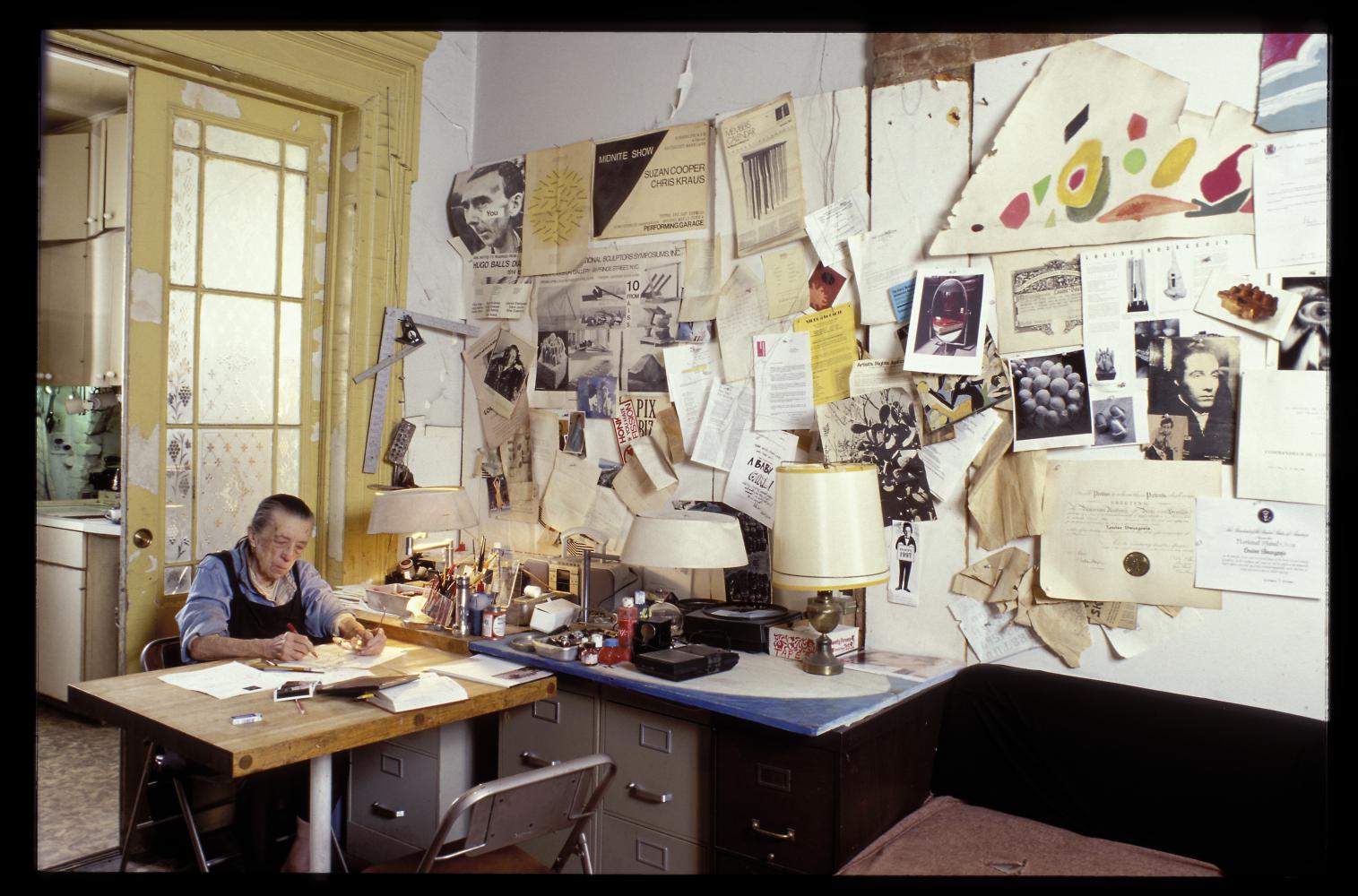 Louise Bourgeois in ihrer New Yorker Wohnung, 2000