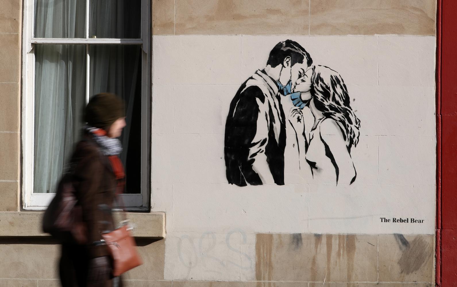 Liebe und Kunst allein reichen nicht zum Leben: Corona-Graffito von Rebel Bear in Glasgow