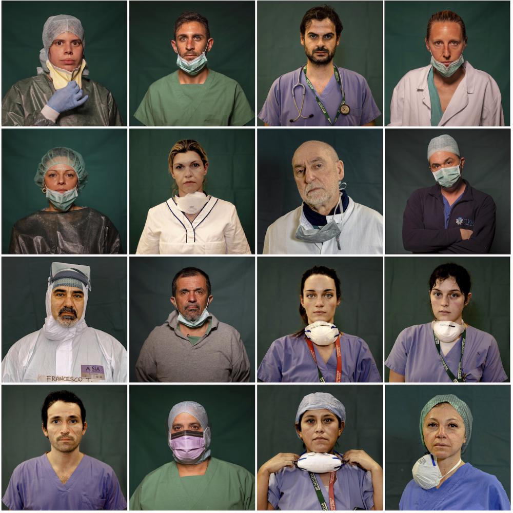 Porträts von Ärztinnen und Ärzte, Krankenschwestern, Krankenpfleger und Sanitätern, aufgenommen in Krankenhäusern während einer Pause oder am Ende ihrer Schichten vor grünen Operationstüchern in Rom, Bergamo und Brescia