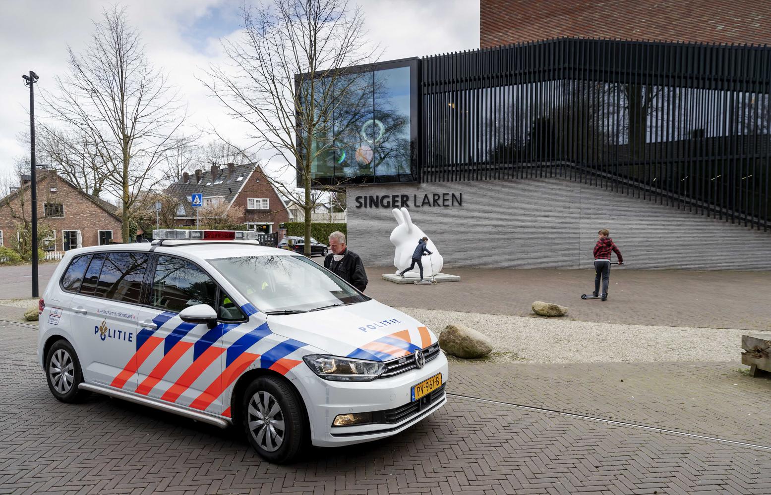  Polizei vor dem Museum Singer Laren