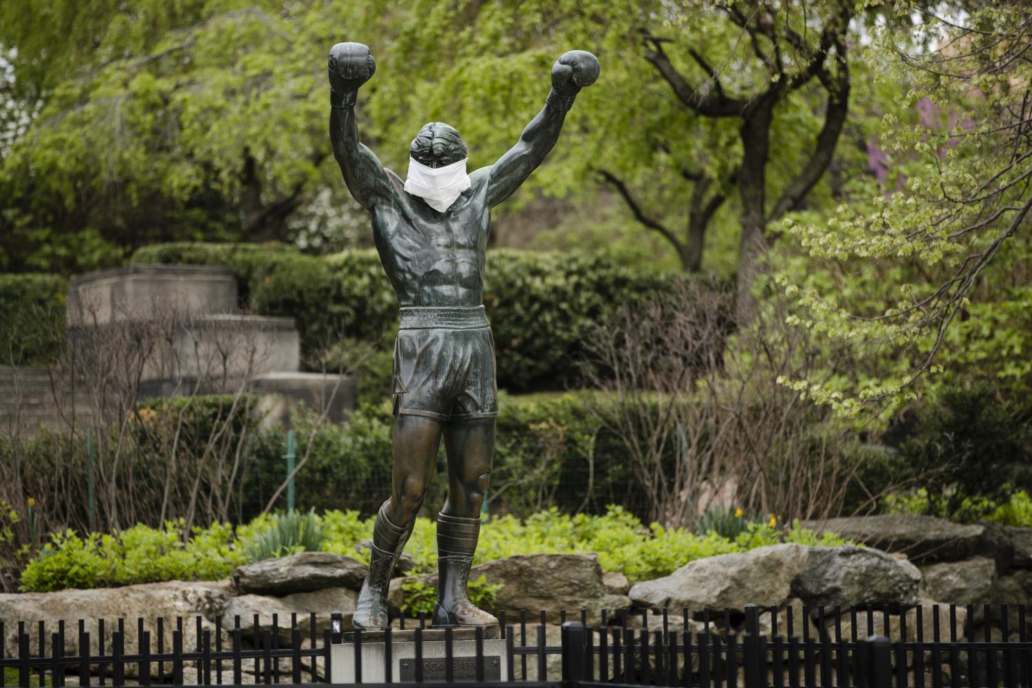 Kann das Virus auch nicht K.O. schlagen. Statue von Rocky Balboa in Philadelphia mit Mundschutz