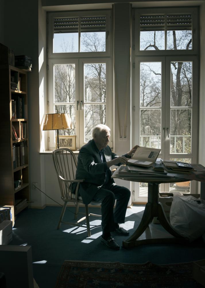 "Man wird auf das zurückgeworfen, was man alleine machen kann": Alexander Kluge in seiner Münchner Wohnung