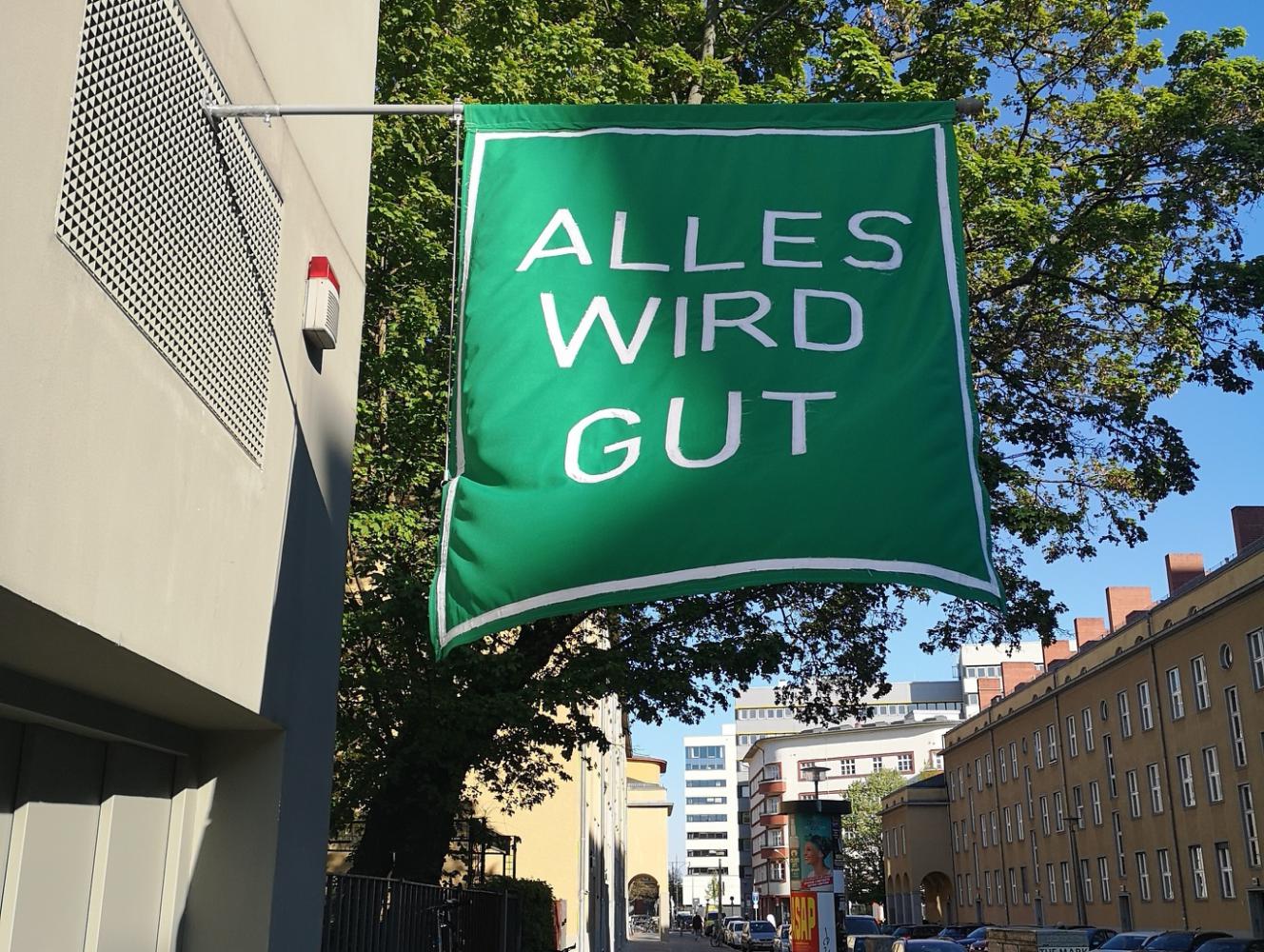 Frohe Botschaft: Fahne von Simon Mullan vor der Galerie Dittrich und Schlechtriem in Berlin-Mitte