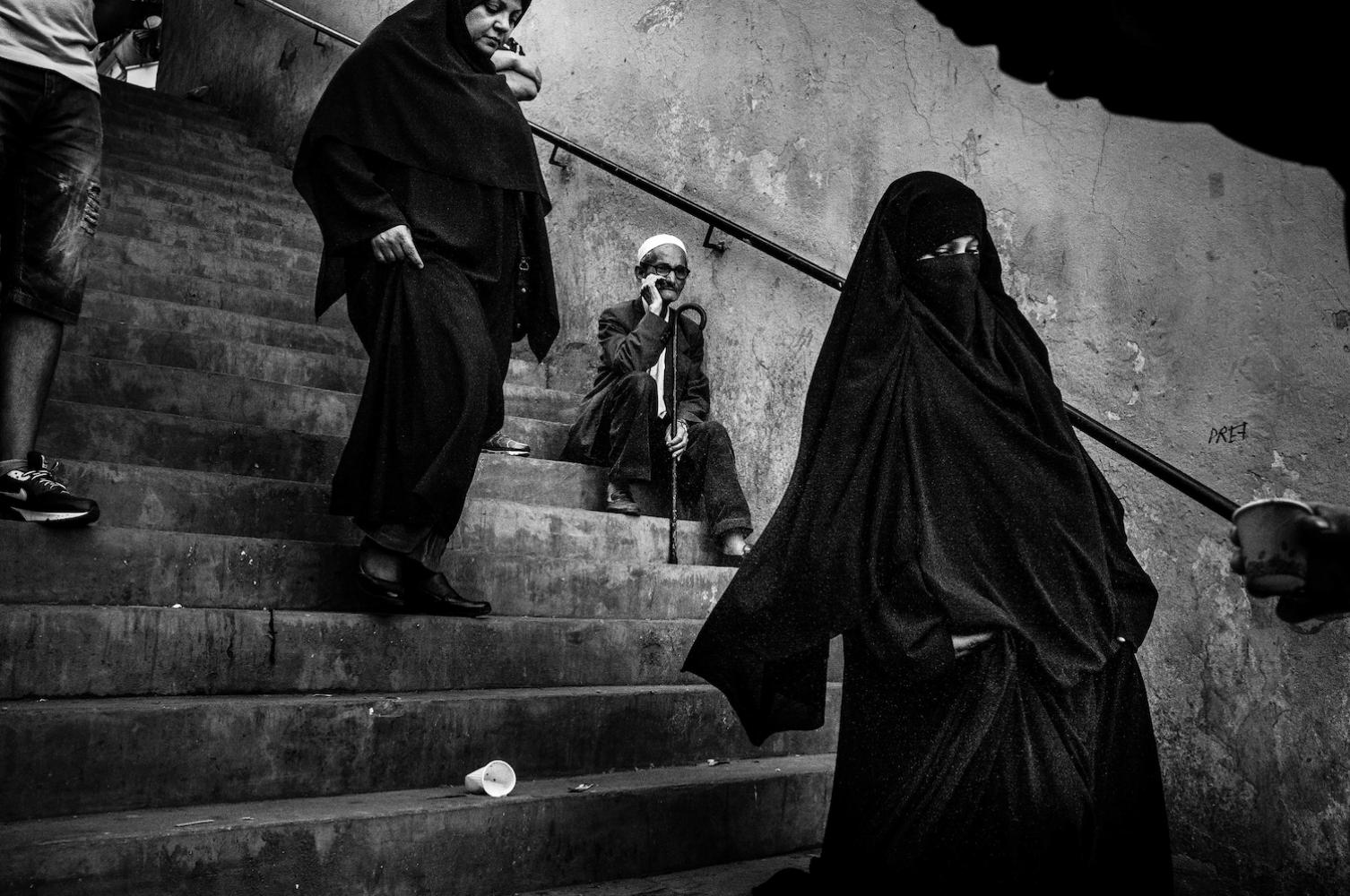 Ein alter Mann sitzt auf einer Treppe im Stadtteil Bab el-Oued. Niqabs sind in Bab el-Oued in den letzten 20 Jahren immer beliebter geworden