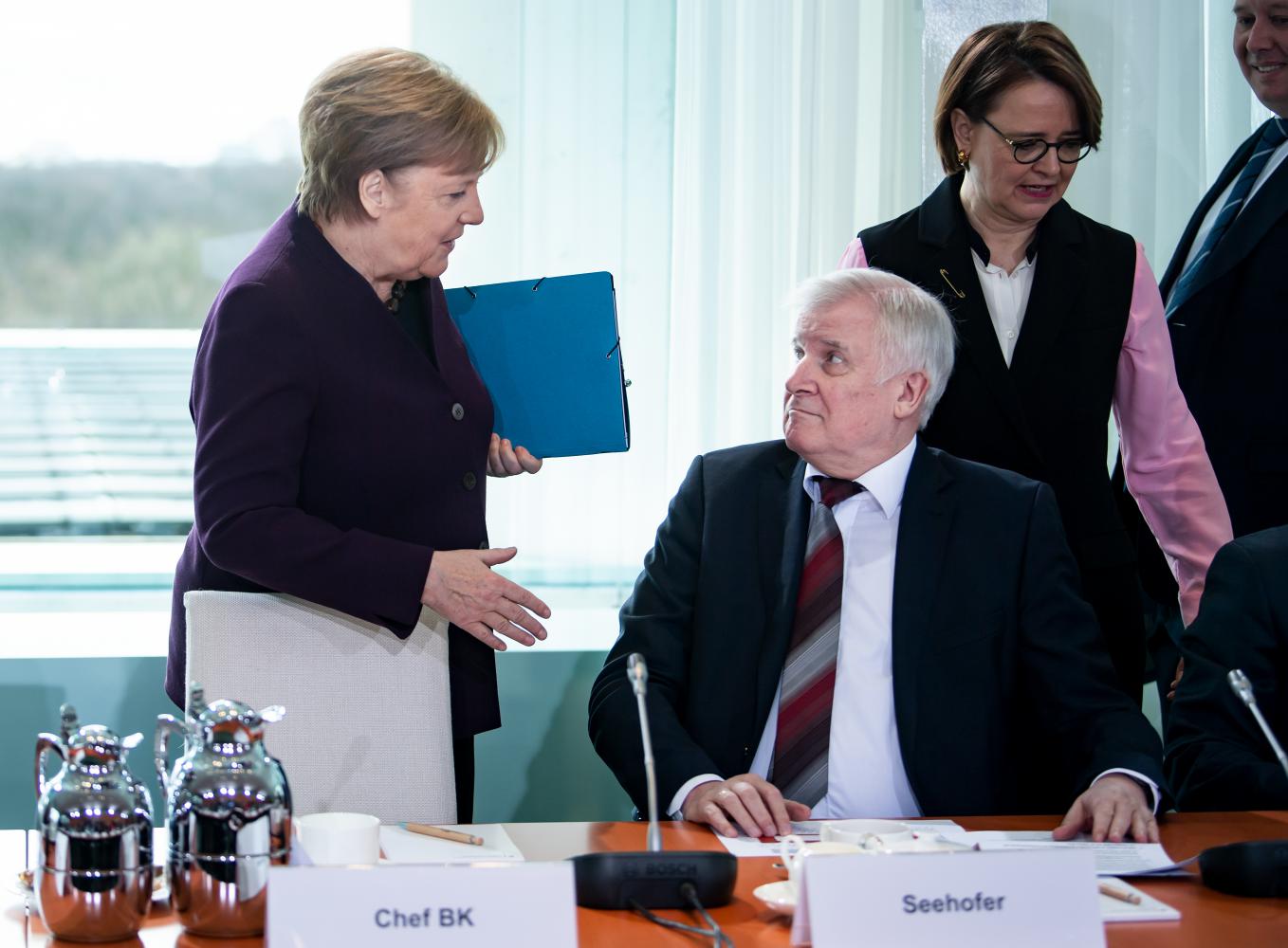 Muss das sein? Beim Integrationsgipfel in Berlin am 3. März will Horst Seehofer Kanzlerin Angela Merkel schon nicht mehr die Hand geben