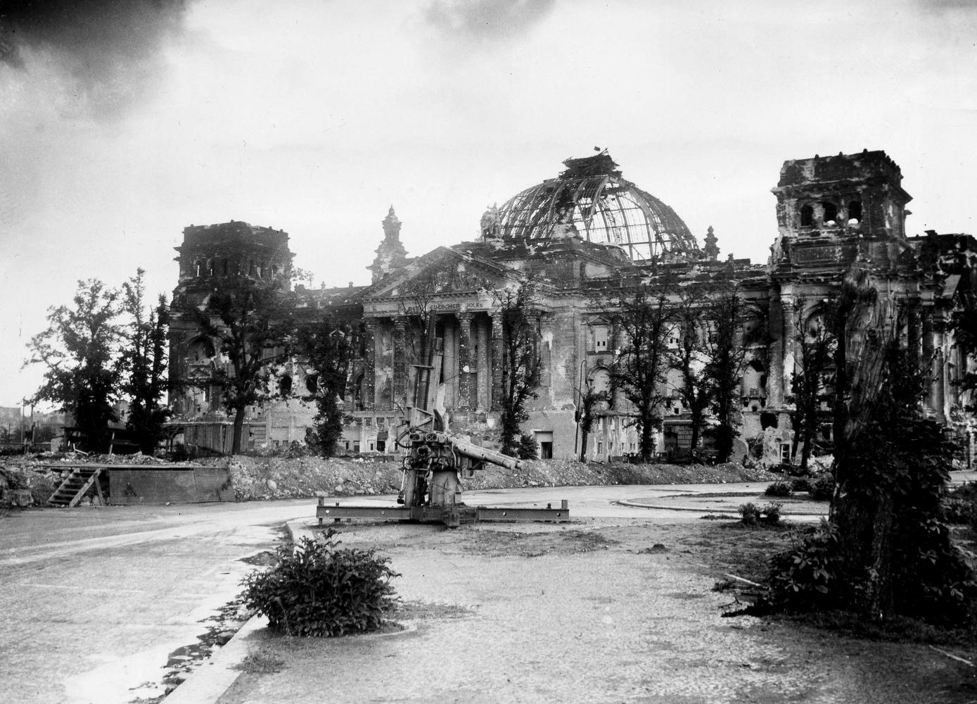 Der zerstörte Reichstag in Berlin 1945