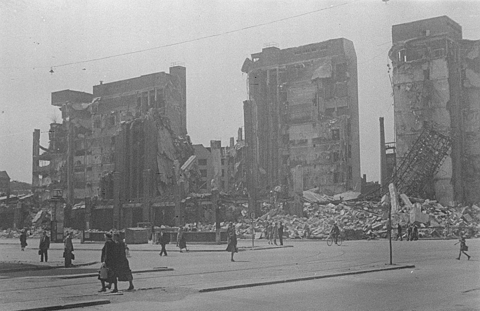 Das zerstörte Karstadt-Kaufhaus am Hermannplatz 1945