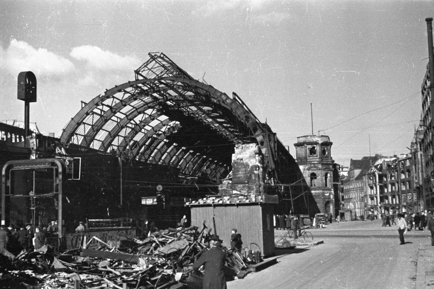 Cecil F. S. Newman "Bahnhof Alexanderplatz mit Blick in die Dircksenstraße"; Mitte, sowjetischer Sektor, Berlin, 1945