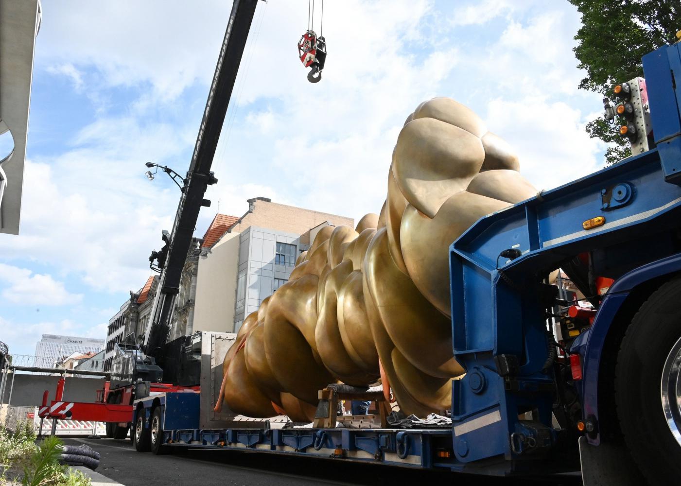 Die Skulptur "Werdendes" beim Antransport am Bundestag in Berlin