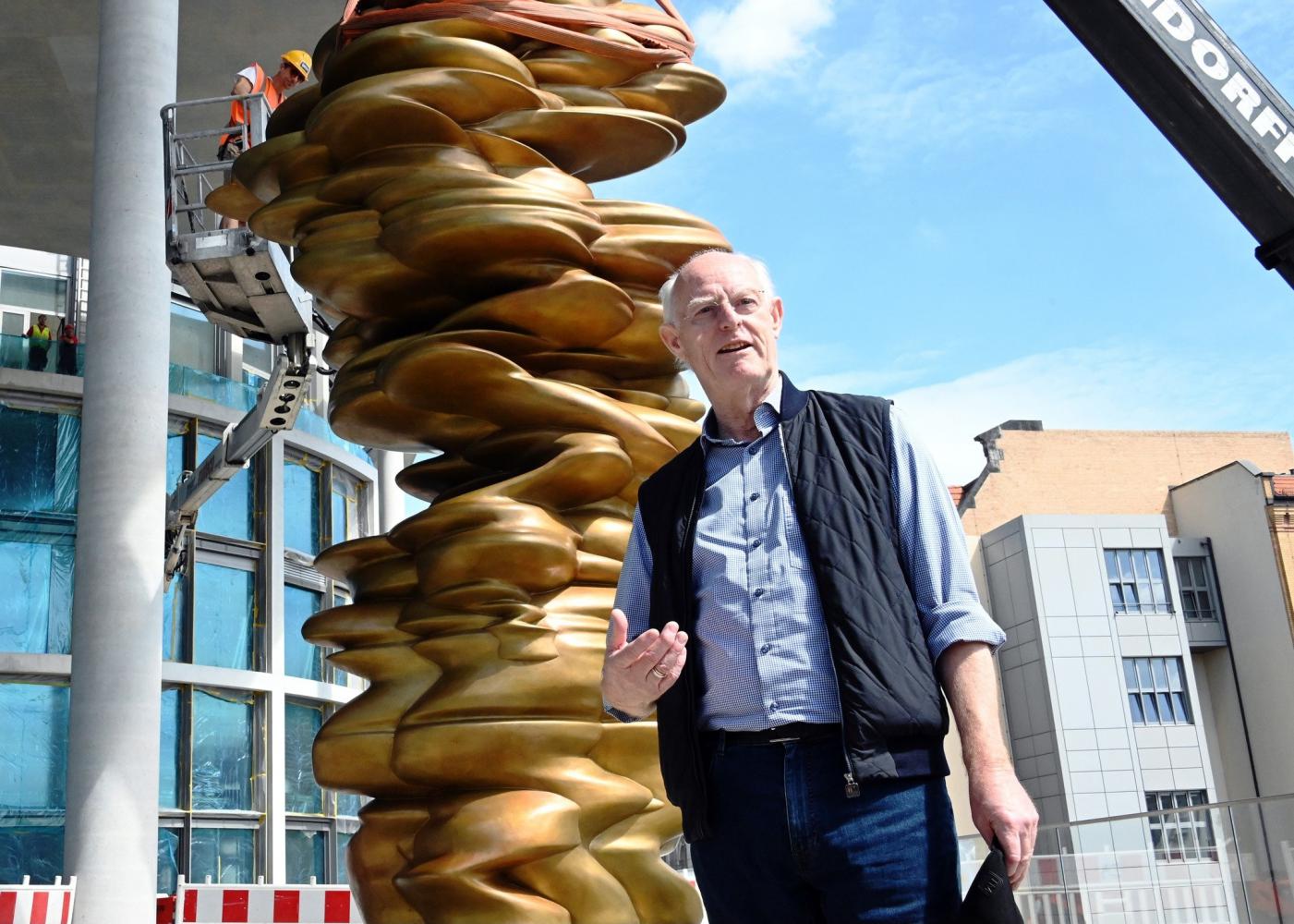 Bildhauer Tony Cragg vor seiner Bronze-Skulptur "Werdendes"