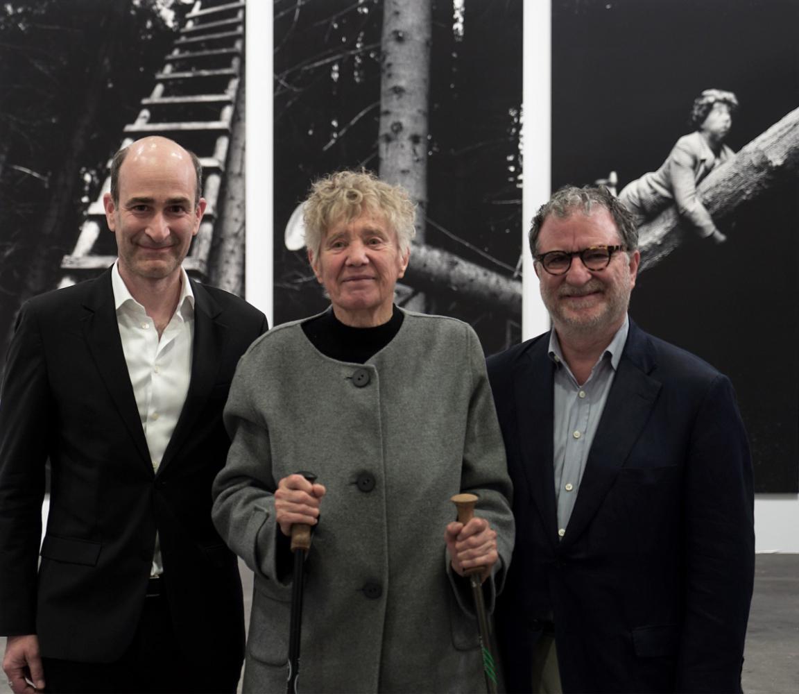 Die Künstlerin Anna Blume mit dem Galeristen André Buchmann und Peter Freeman auf der Art Basel 2019