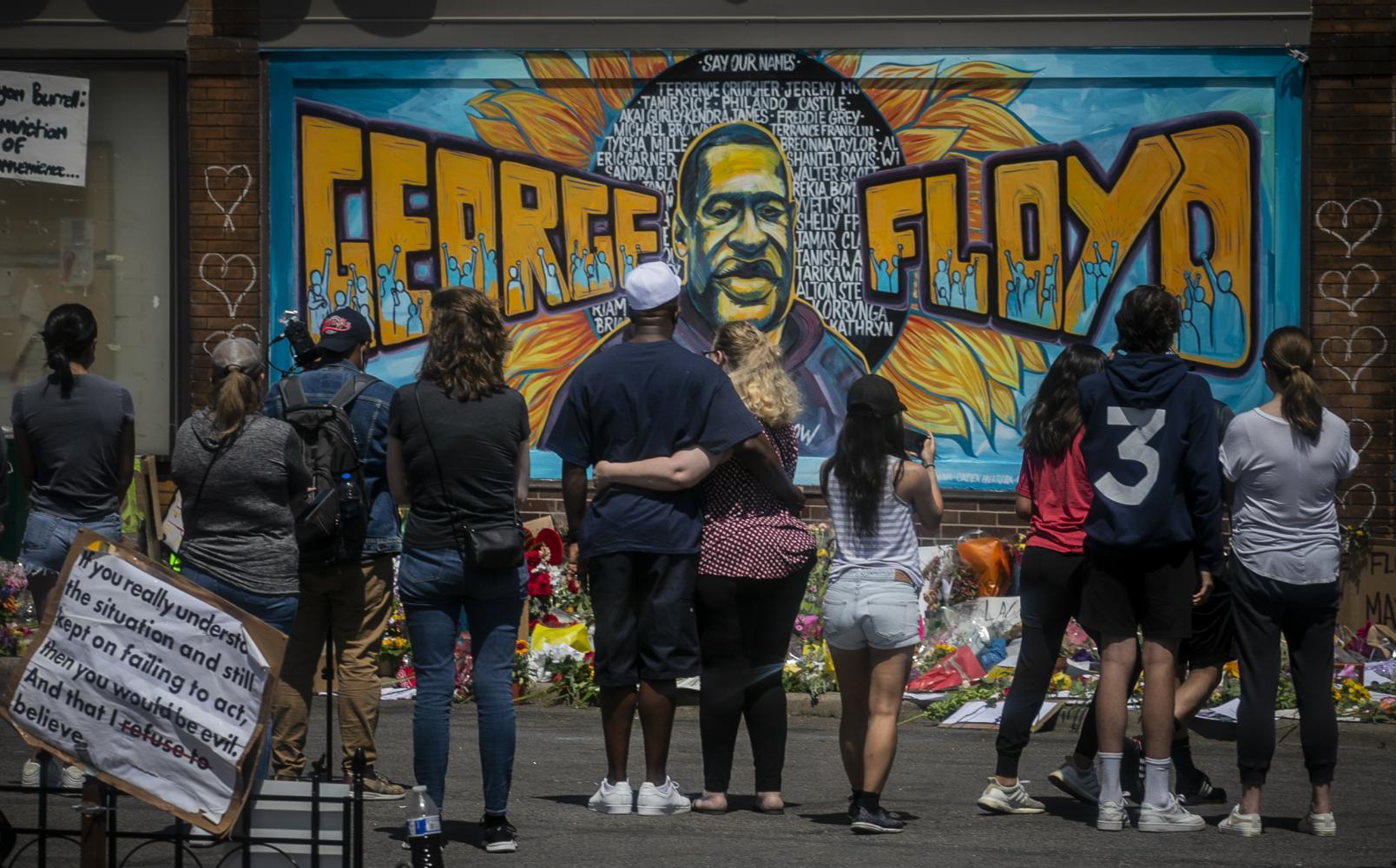 Trauernde vor einem Wandbild in Minneapolis, das das Gesicht von George Floyd zeigt. Der 46-jährige Afroamerikaner wurde von einem Polizisten getötet