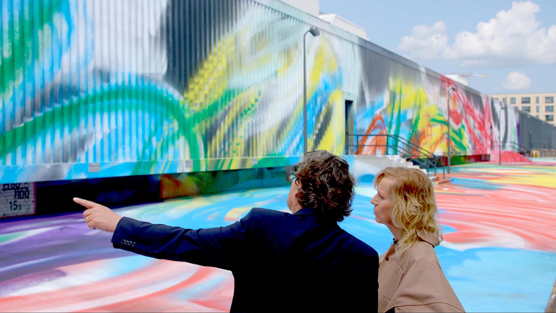 Katharina Grosse mit Nationalgalerie-Direktor Udo Kittelmann vor den Rieck-Hallen des Hamburger Bahnhofs in Berlin. Die Künstlerin hat die Hallen und den Außenraum bemalt