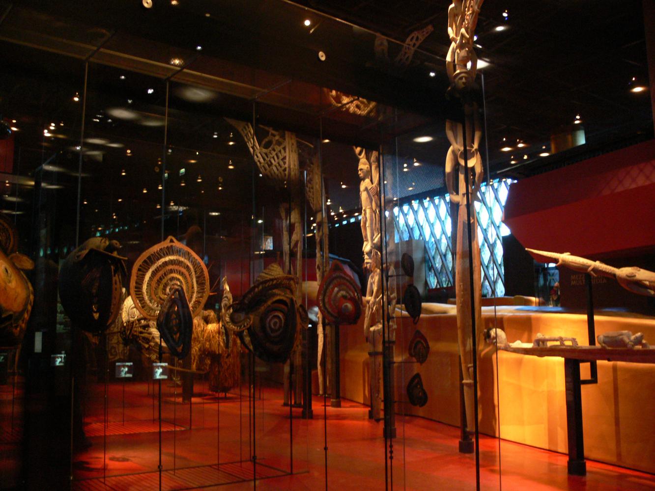 Ausstellungssaal für afrikanische Kunst im Musée du Quai Branly - Jaques Chirac in Paris