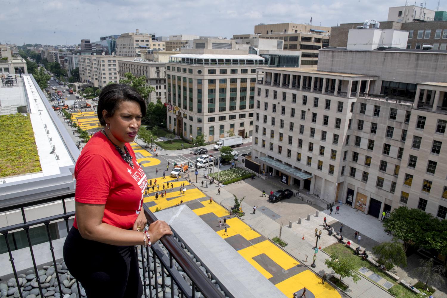 Das vom Exekutivbüro des Bürgermeisters zur Verfügung gestellte Foto zeigt Muriel Bowser, Bürgermeisterin des District of Columbia, auf dem Dach des Hay Adams Hotels in der Nähe des Weißen Hauses. Sie blickt auf die Worte "Black Lives Matter", die von Stadtarbeitern und Aktivisten in leuchtend gelben riesigen Buchstaben auf die Straße gemalt wurden