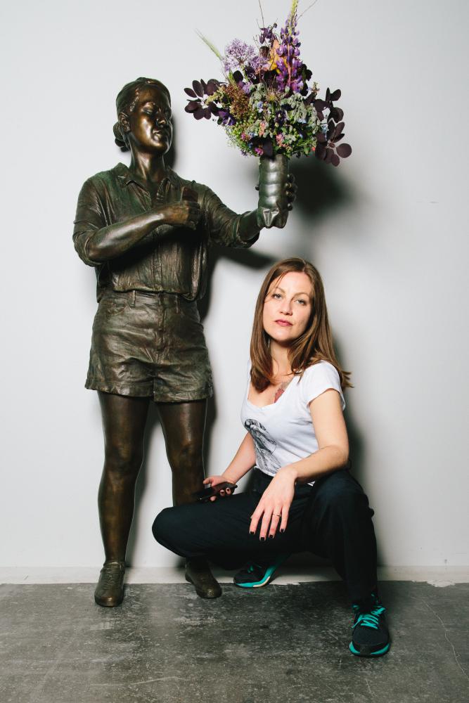 Barbara Urbanic vor ihrer Bronzeskulptur
