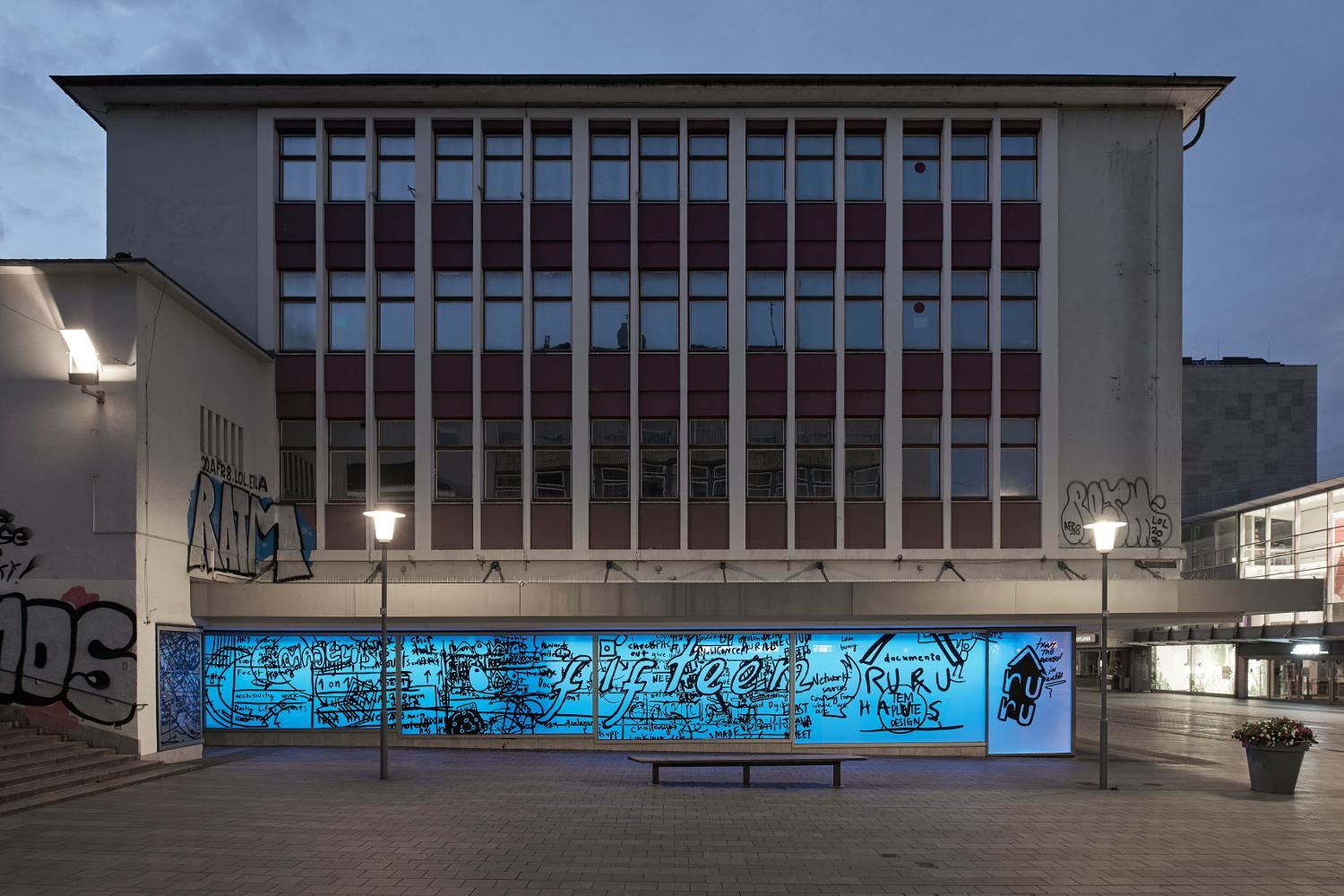 Das "ruruHaus" in Kassel mit Notizen aus den Documenta-Assemblys an den Fenstern