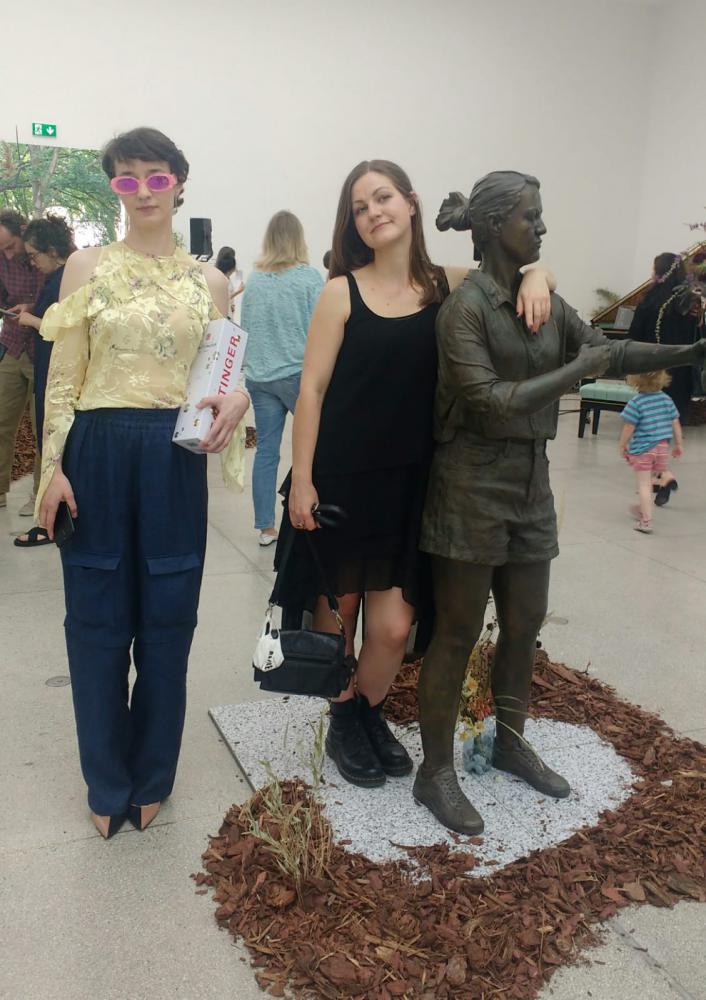 Verena Dengler, Barbara Urbanic und Barbara-Urbanic-Bronzeskulptur bei der Ausstellungseröffnung in der Secession